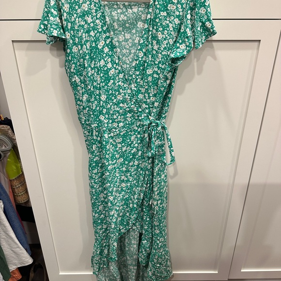 Zesica Dresses & Skirts - Chic Green Floral Wrap Dress size XL